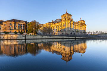 Fototapeta na wymiar goverment buildings with reflection in Spree, Berlin