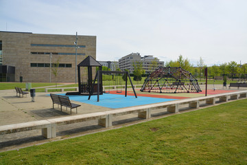 columpios en unos jardines p&uacute;blicos