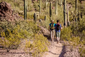 Acrylglasbilder Arizona Zwei Wanderer auf zerklüftetem Weg  © Scott Griessel
