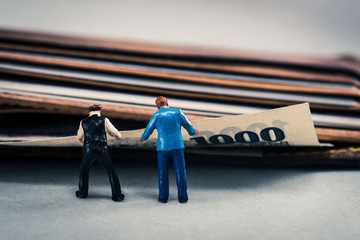 財布からお金を引っ張り出している男性