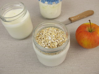 Joghurt im Glas aus dem Joghurtbereiter mit Haferflocken