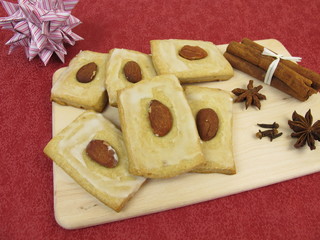 Lebkuchenkekse mit Zuckerguss und Mandel