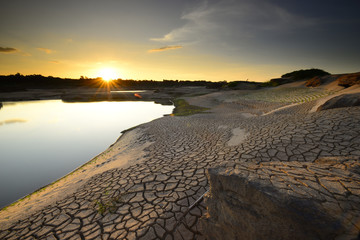 dry cracks in the land, serious water shortages 