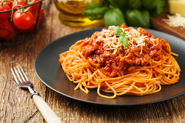 De délicieux spaghettis servis sur une plaque noire