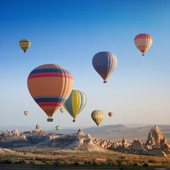 Fototapeten Heißer fliegender Ballon in Kappadokien © IgorZh
