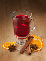 Mulled wine and Christmas decorations from fruits