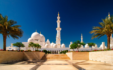 Uitzicht op de zonsondergang bij moskee, Abu Dhabi, Verenigde Arabische Emiraten