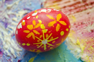 Single easter egg with beautiful  color abstract pattern, isolated on colored textured background