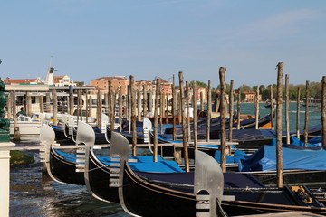 Fototapeta premium gondoles à quai vues du quai - Venise
