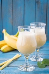 banana daiquiri in glass and bananas
