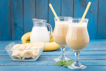 banana daiquiri in glass and bananas