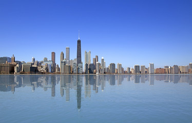 Fototapeta premium Widok Chicago z odbiciem na wodzie