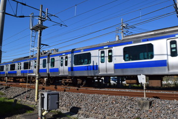 走行中の電車／茨城県の常磐線で、走行中の電車を撮影した、通勤通学イメージの写真です。