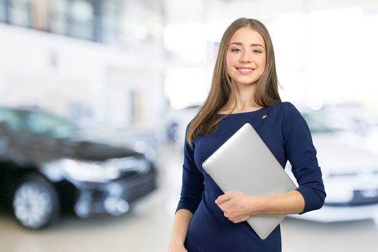 Portrait of young beautiful brunnete woman holding laptop