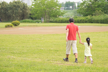 公園で散歩する親子