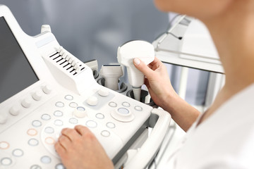 USG. Ultrasonograf, urządzenie do przeprowadzania badań usg - obrazy, fototapety, plakaty
