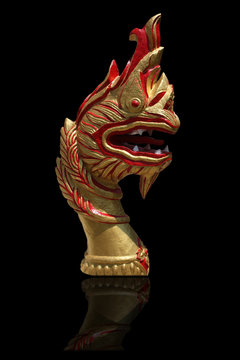 Goldener asiatischer Drachenkopf auf schwarzen Hintergrund mit Spiegelung