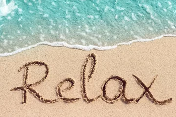 Foto op Plexiglas Word Relax is met de hand geschreven op zand © Oleandra9