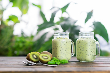 Kiwi detox smoothie in two cups
