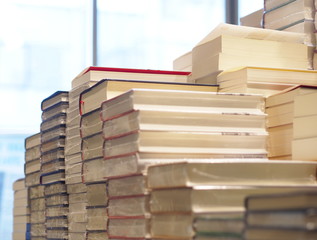 Fototapeta premium Bücherstapel - Analoges Lesevergnügen für Leseratten