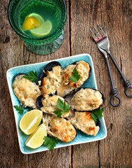 Mussels baked in cheese sauce with garlic