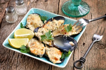 Mussels baked in cheese sauce with garlic