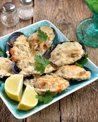 Mussels baked in cheese sauce with garlic