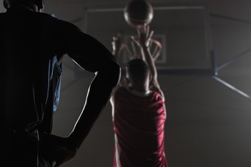 Obraz premium Rear view of a player shooting a basketball