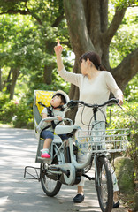 電動自転車で出掛ける親子