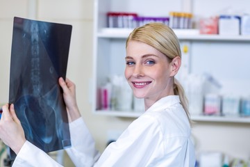Obraz premium Portrait of woman vet bringing a x-ray