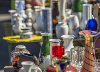 Auf einem Flohmarkt gibt es allerlei, Geschirr, Vasen, Werkzeug und Krempel zu kaufen