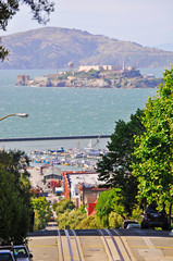 San Francisco: le rotaie del tram su Hyde Street e l'isola di Alcatraz il 7 giugno 2010. Il sistema tranviario di San Francisco è l'ultimo sistema funicolare ad azionamento manuale al mondo