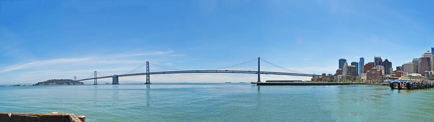 San Francisco: panoramica del Bay Bridge e lo skyline di Downtown il 7 giugno 2010. Il ponte San Francisco-Oakland Bay Bridge fu inaugurato il 12 novembre 1936, sei mesi prima del Goldan Gate Bridge