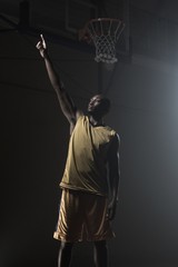 Obraz premium Basketball player pointing up with his finger