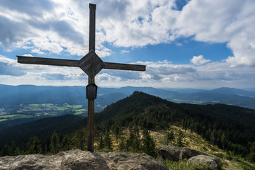 Gipfelkreuz in Bergkulisse