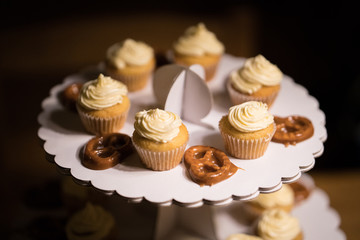 Mini-Cupcakes und Karamell Brezeln