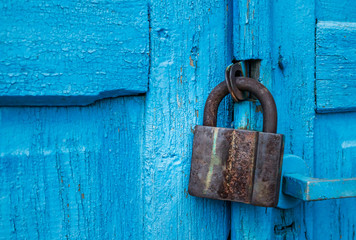Винтажный замок и синяя дверь