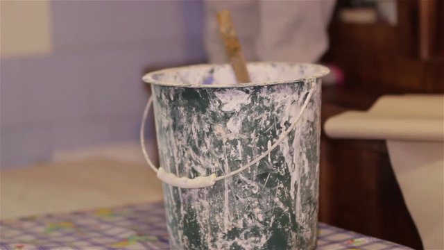 repair a bucket of paint/paint brush from a bucket to take