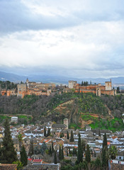 Fototapeta na wymiar Panóramica del palacio de la Alhambra y del barrio del Albaicín, Granada, Andalucía, España