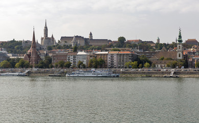 Fototapeta na wymiar Budapest cityscape with the Buda Castle, St. Matthias and Fishermen Bastion