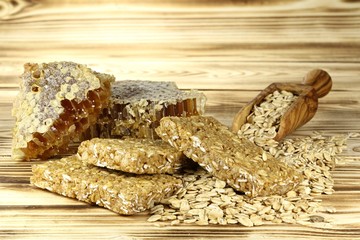Müsliriegel mit frischen Zutaten auf Holztisch