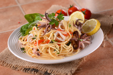 spaghetti con calamari e pomodoro ciliegino