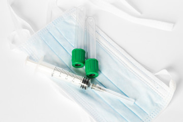 Kit per prelievo di sangue, siringa, mascherina e provette