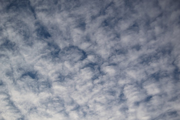 Obraz premium Chmury na porannym niebie