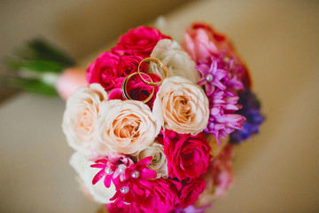 The bride's bouquet. A wedding bouquet . Wedding rings. Bouquet of white and pink flowers. Wedding rings lie on a bouquet