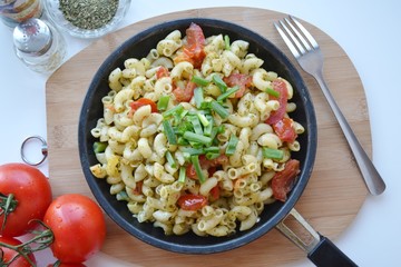 Паста с помидорами и зеленью