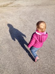 bimba insegue la sua ombra