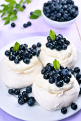 Pavlova meringue cakes