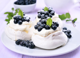 Pavlova meringue cakes