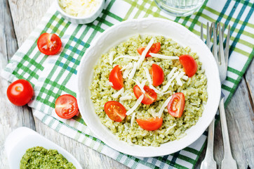 Pesto rice with tomatoes and cheese